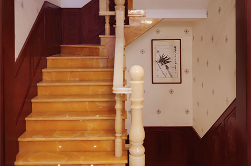 松桃中式别墅室内汉白玉石楼梯的定制安装装饰效果
